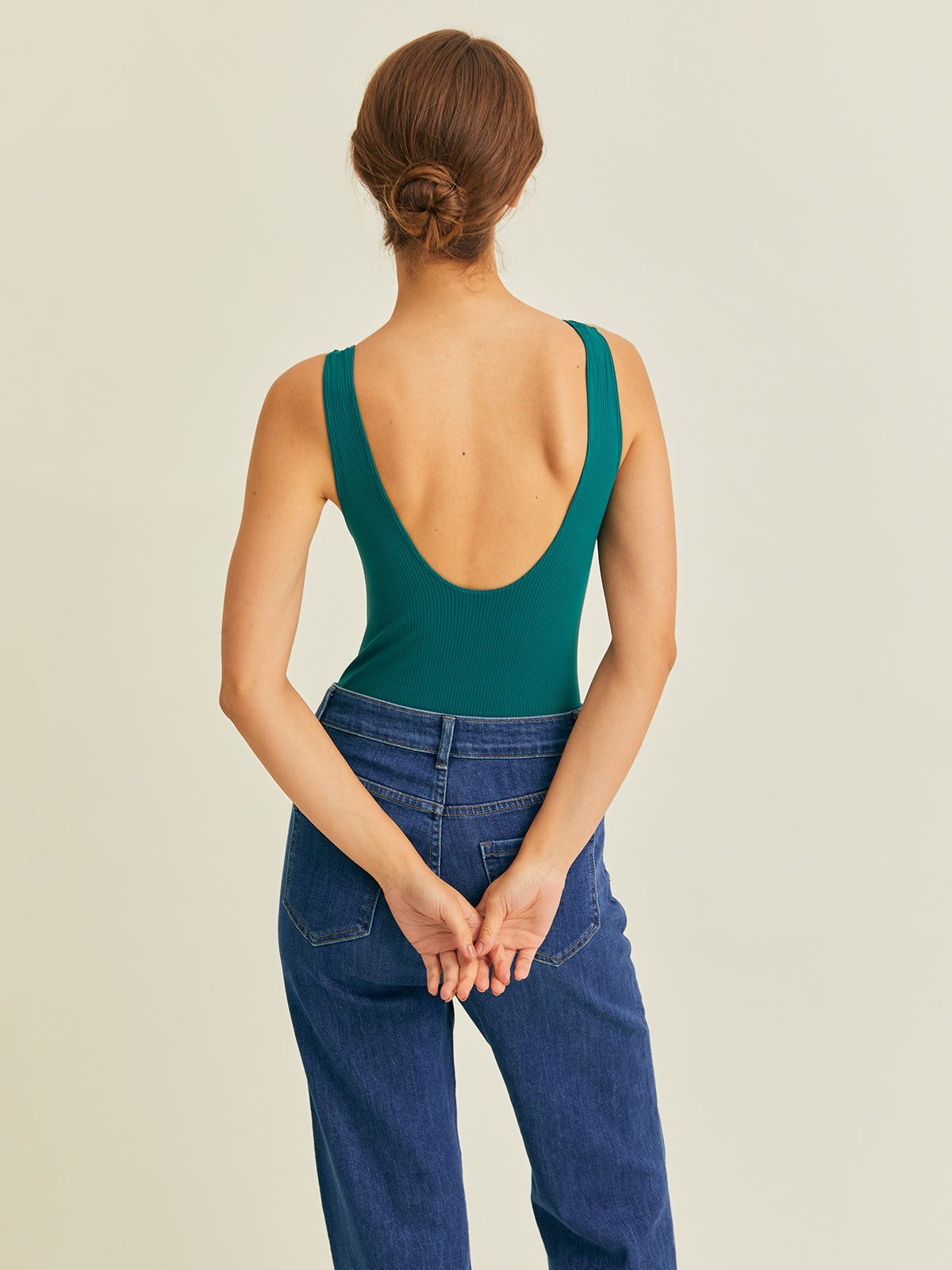 https://www.berlook.com/cdn/shop/files/dark-green-u-neck-backless-sleeveless-bodysuit-sustainable-bodysuits-9ogwdf.jpg?v=1683514731