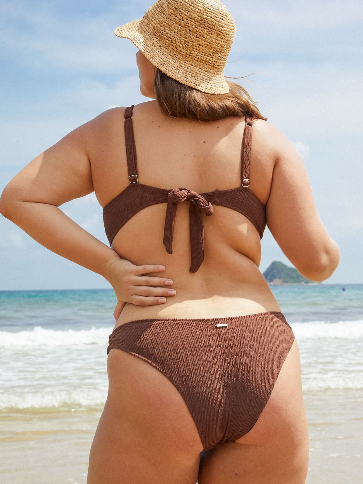 https://www.berlook.com/cdn/shop/files/solid-backless-underwire-plus-size-bikini-top-sustainable-plus_size_bikinis-yjeh8c.jpg?v=1708328864